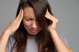 Chili gegen Schmerzen: Sachsens Mediziner setzen neue Methode ein - Das kennen viele: Eine Migräneattacke, gegen die nichts hilft. Mit einem neuen Therapieansatz kämpfen Mediziner an der Uniklinik Leipzig jetzt aber gegen derartige Schmerzen an.