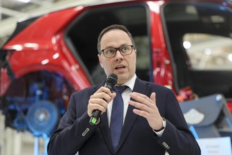 China als Chance für VW Zwickau? Minister Panter will in Wolfsburg Gespräche führen - Sachsens Wirtschaftsminister Dirk Panter (SPD) bei einem Besuch im VW-Werk Zwickau. Er sieht chinesische Autobauer als Innovationstreiber an.