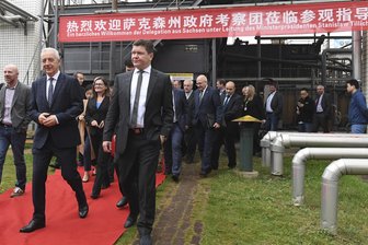 China setzt bei Umwelt und Autobau auf Sachsens Know-how - Sachsens Ministerpräsident Stanislaw Tillich (CDU) hat am Freitag mit der Delegation aus dem Freistaat eine Wasseraufbereitungsanlage an einer Tabakfabrik im chinesischen Wuhan besucht.