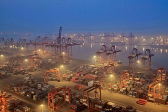 Chinas Außenhandel gewinnt trotz Iran-Unsicherheit an Fahrt - In chinesischen Häfen herrscht Hochbetrieb. Trotz Unsicherheiten durch den Iran-Krieg wächst der Außenhandel der zweitgrößten Volkswirtschaft weiter kräftig. (Archivbild)