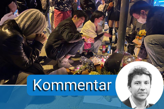 Shanghai: Anwohner legen Blumen und Kerzen nieder für die Opfer eines Brandes in einem Wohnhaus in der Stadt Urumqi. Aus Protest gegen die strengen Corona-Maßnahmen der chinesischen Regierung sind in der Provinz Xinjiang im Nordwesten des Landes Hunderte Menschen auf die Straßen gegangen.