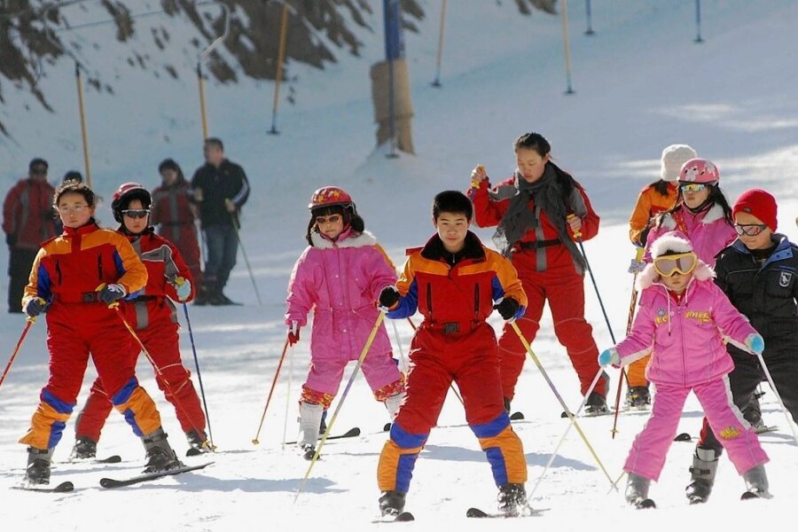 Chinas Weg zur Wintersportnation - Mehr als zwei Millionen Schüler in China haben mittlerweile Wintersportunterricht. Hier üben Kinder das Skifahren an einem Schneehang im Skigebiet Yantai in der chinesischen Provinz Shandong. 