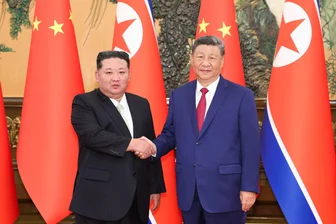 Chinas Xi Jinping beginnt Staatsbesuch in Nordkorea - Der nordkoreanische Machthaber Kim Jong Un (l) trifft den chinesischen Präsidenten Xi Jinping in der Großen Halle des Volkes. (Archivfoto)