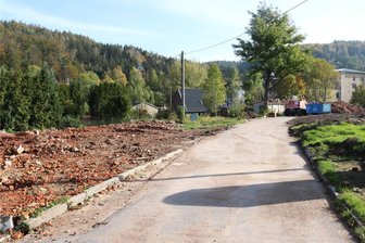 „Chinesenviertel“ in Falkenau: Ruinen sind weg, Baugebiet-Pläne sind da - Jahrzehntelang war das „Chinesenviertel“ in Falkenau ein Sorgenkind. Jetzt ist die Fläche in kurzer Zeit bereinigt.