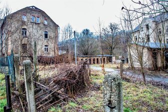 Chinesenviertel in Falkenau wird zwangsversteigert: Flöha bietet mit - Das sogenannte Chinesenviertel in Falkenau bietet nicht nur einen trostlosen Anblick, die teils stark verfallenen Gebäude sind auch gefährlich - zum Beispiel für spielende Kinder, die das Risiko nicht einschätzen können.