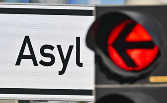 Chipkarte statt Geld: CDU will Sachleistungen für Asylbewerber in Sachsen - Einige Bundesländer denken über Sachleistungen für Asylbewerber nach, während Zuwanderungs- und Grenzkontrollfragen aufkommen.