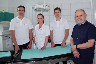 Chirurg verlässt das Ärztehaus Schwarzenberg – Kassensitz wird dreigeteilt - Diplommediziner Ullrik Meinhold (vorn rechts) geht Ende des Monats in den Ruhestand. Sein Kassensitz wird von den Kliniken Erlabrunn übernommen, und somit können die Mediziner Bertram Schmitt, Dr. Katja Brandt und MUDr. Ivo Drahokoupil (v. l.) in den MVZ der Region zusätzliche ambulante Sprechstunden anbieten.