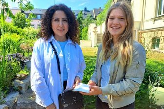 Chirurgin will Verletzten helfen - Alvina Andriiasova (li.) hat von Amelie Neuber eine Geldspende der Schüler der Klasse 7.1 des Freiberger Schollgymnasiums erhalten.