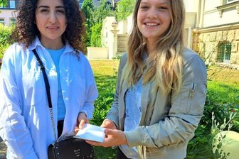 Chirurgin will Verletzten helfen - Alvina Andriiasova (links) hat von Amelie Neuber eine Geldspende der Schüler der Klasse 7.1 des Freiberger Schollgymnasiums erhalten.Foto: Thomas Kretschmann