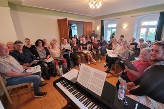 Chöre aus Siebenlehn, Nossen und Krögis geben erstes gemeinsames Konzert - Die Proben für das Konzert „Die launige Forelle" in Nossen und Regis laufen derzeit, hier eine Probe mit einem Teil der Gruppe im Pfarrhaus Siebenlehn.
