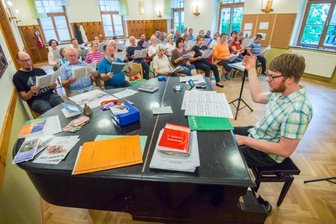 Chöre meistern Musikstücke von Barock bis Romantik - Kantor Andreas Conrad (am Klavier) probte am Mittwoch für das Konzert mit den Kirchenchören aus Albernau und Zschorlau. 