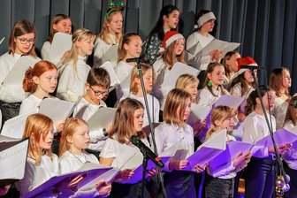 Chöre, Orchester und Schauspieler des Gymnasiums gemeinsam auf der Bühne - 