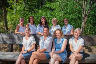 Chor Femina Musica begeistert bei Flohmarkt in Schönberg - Der Frauenchor Femina Musica um Chorleiterin Anja Kunis (hintere Reihe zweite von rechts) sorgte auf dem Flohmarkt in Schönberg für Unterhaltung.