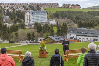 Chor gestaltet mit Bänken und Blumen Platz der Erinnerung - 