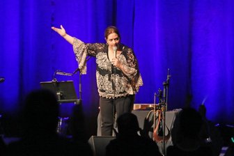 Chor Meracante singt mit Kathy Kelly -