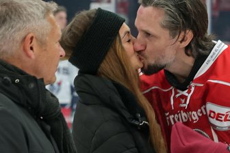 Choreo, Powerplay und Tanzeinlage: So war das Rekordspiel von Dominic Walsh bei den Eispiraten Crimmitschau - Ein Kuss kurz vor dem ersten Bully: Eispiraten-Kapitän Dominic Walsh mit seiner Frau Sarah.