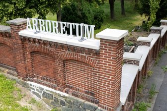 „Choriositäten“ aus Hof: Musikalisches Gastspiel beschließt Saison im Plauener Baumpark - Der ehemalige Friedhof nimmt als Baumpark Gestalt an.