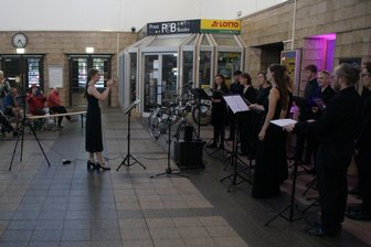 Chorkonzert im Zwickauer Hauptbahnhof: Wenn Reisende plötzlich zu Zuhörern werden - In der Zwickauer Bahnhofshalle gab der Dresdner Kammerchor Ex-Silentio vor gut 30 Zuhörern ein außergewöhnliches Konzert.