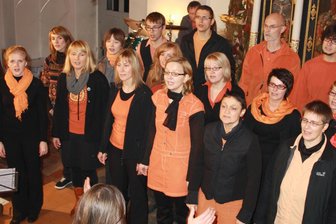 Chormusik mit Orange Voices in der Rodauer Kirche - Der Chor Orange Voices bei einem Gastspiel.