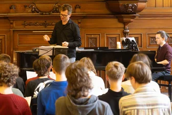 Chorprojekt im Erzgebirge: Junge Menschen setzen sich mit Leben und Sterben auseinander - Dienstags wird in der Mauersberger Aula in der Evangelischen Schulgemeinschaft Erzgebirge für das große Chorprojekt geprobt. Geleitet werden die Proben von Dirigent Daniel Zwiener.
