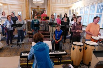 Chorprojekt soll die Faszination des Gospels im Erzgebirge verbreiten - Zuletzt traf sich der Gospelchor in der Grünhainichener Kirche. Normalerweise finden die Proben aber immer mittwochs, 19.30 Uhr, in der Zschopauer St. Martinskirche statt.