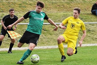 Chris Meier ist Chemnitzer Derbyheld - BSC Rapid verliert gegen den Stadtrivalen VfB Fortuna Chemnitz. Hier grätscht Dominik Hornig (re.) den Ball von Paul-Luis Eckhardt weg. 