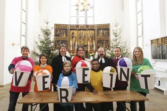 Christen feiern neuen Kirchenbezirk Vogtland - Die Gemeindepädagogen machten die Fusion anschaulich, indem sie sich und den Anwesenden farbige Bälle zuspielten und diese im Altarraum mit der Beschriftung "vereint" präsentierten.