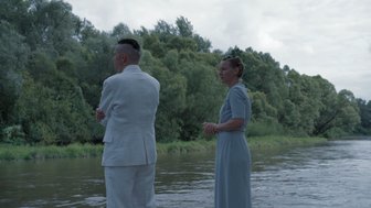 Christian Friedel im Interview: "Wir dürfen es nicht nur den Historikern überlassen" - Christian Friedel als Rudolf Höß und Sandra Hüller als Hedwig Höß in einer Szene des Films "The Zone Of Interest". Der Film kommt am Donnerstag in die deutschen Kinos.