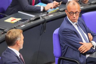 Christian Lindner bettelt um die Aufmerksamkeit von Friedrich Merz - FDP-Chef Christian Lindner (links) ist derzeit bemüht, die Aufmerksamkeit von Unionskanzlerkandidat Friedrich Merz (rechts) für sich zu gewinnen.