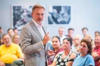 Christian Lindner hält in Zwickau flammendes Plädoyer für Unterstützung der Ukraine - Die Ukraine fallen zu lassen, steht für Christian Lindner nicht zur Diskussion. Das würde die Beziehungen zu Polen und den baltischen Staaten deutlich verschlechtern, sagt der FDP-Chef in Zwickau.