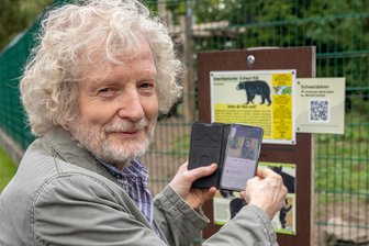 Christian Steyer besucht seine Geburtsstadt: Welche Termine der Künstler in Falkenstein absolviert - Christian Steyer vor einem Jahr im Tiergarten Falkenstein, für den er Erklärtexte an den Tiergehegen eingesprochen hat. Die Audiodateien können per Handy angehört werden oder zu Hause über die Falkenstein-Homepage.
