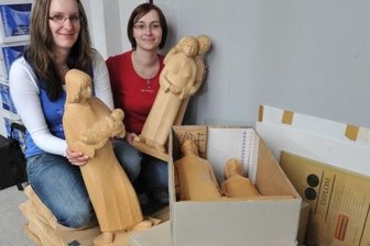 
              <p class="artikelinhalt">Noch unter Verschluss sind die Figuren zum Ausgestalten für die Kapelle im ehemaligen Frauengefängnis Hoheneck zum Besuch des Bundespräsidenten. Rebekka Anton und Nicki Bergmann aus der Stollberger Stadtverwaltung bewahren sie derzeit im Rathaus auf.  </p>
            