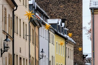Christiansdorf im Lichterglanz: Ein Freiberger Viertel rückt zusammen - Die insgesamt 22 Sterne sind bereits aufgehängt.