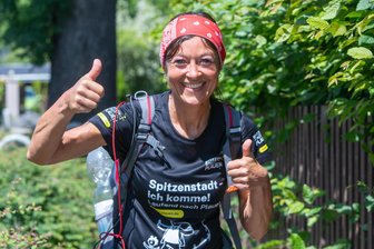 Christin Ziehr im Ziel: Vogtländerin stellt mit 363 Kilometern nonstop von Berlin nach Plauen Wander-Weltrekord auf - „Man könnte noch mehr schaffen“ - Christin Ziehr am letzten großen Anstieg vor dem Ziel - auf der Reußenländer Straße in Plauen.