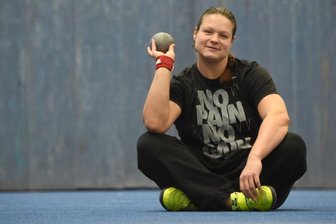 Christina Schwanitz: "Das Thema Rio ist endgültig durch" - Noch liegt die Kugel ruhig in der Hand, doch Christina Schwanitz freut sich darauf, sie im Wettkampf wieder fliegen zu lassen.