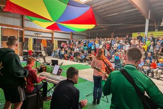 Christliches Kinder-Camp Reuth feiert am Sonntag Abschlussfest - In einem ausgeräumten Kuhstall finden mittlerweile die Bühnenprogramme statt, so groß ist das Camp geworden.