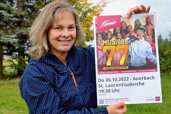 Christliches Musical über Schuld und Vergebung - Claudia Drechsel mit einem Plakat zur Musicalaufführung am Donnerstag in der St. Laurentiuskirche Auerbach.