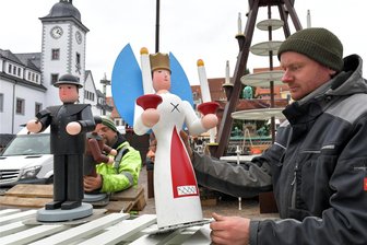 Christmarkt 2023 in Freiberg: Er wächst und wächst und wächst - Raphael Wünsch und Kai Beier (v.v.) von der Firma mk-service Freiberg beim Aufbau der großen Pyramide auf dem Obermarkt in Freiberg. Dabei muss alles genau justiert und verschraubt werden, bevor mit der Montage der Figuren begonnen werden kann.