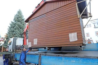 Christmarkt-Buden räumen den Platz - Stev Handrik (r.) und Uwe Kirsch von der Firma IP Instandhaltung und Anlagentechnik laden eine Christmarkthütte auf den Transporter.