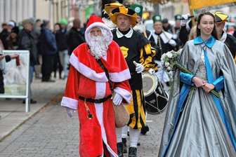 Christmarkt: Darauf freuen sich Freiberger - Eröffnung des Christmarkts in Freiberg: Silberstadtkönigin Celine führt mit OB Sven Krüger und dem Weihnachtsmann den Märchenumzug an, der vom Schloßplatz bis zum Obermarkt führte. Dort wurde die Weihnachtsbaumbeleuchtung eingeschaltet und die Pyramide angeschoben.