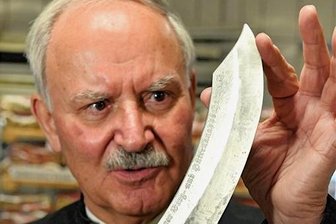 Christmarkt Freiberg: Der Riesenstollen ist anschnittbereit -  Uwe Nitschke, 1. Schatzmeister der Historischen Freiberger Berg- und Hüttenknappschaftstellt das neue Stollenmesser vor. 