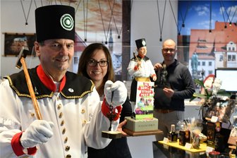 Christmarkt Freiberg: Jahr des Bergschmiedes endet mit Zeremonie - und was wird für 2024 eingeläutet? - Peter Müller von der Historischen Freiberger Berg-Hüttenknappschaft e.V. als Bergschmied.