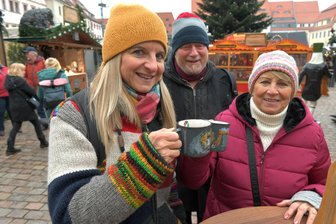 Christmarkt in Freiberg: Die Lieblingsplätze der Besucher - Prost: Jana, Steffen und Eva gönnen sich beim „Schmelzer“ auf dem Freiberger Christmarkt“ eine Tasse Glühwein. Unter dem Motto „Original bergmännisch im Erzgebirge“ erwarten Künstler und Händler hier bis 22. Dezember ihre Gäste.