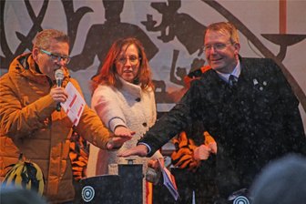 Christmarkt in Freiberg so erfolgreich wie nie - Oberbürgermeister Sven Krüger, Anja Fiedler, Leiterin des Amtes Kultur-Stadt-Marketing, und Moderator Gerd Edler (v.r.) drücken zur Christmarkteröffnung den Beleuchtungsknopf für den Christbaum.