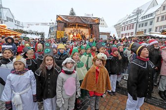 Christmarkt in Freiberg startet mit Rekord: So viele Kinder wie noch nie laufen im Märchenzug mit - Mit vereinten Kräften pusteten die Freiberger Kinder die Pyramide an. Der Freiberger Christmarkt ist eröffnet.