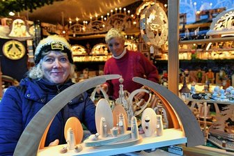 Christmarkt in Freiberg: Täglich grüßt der Weihnachtsmann - Erzgebirgische Volkskunst wie sie Carola Meinhardt zeigt, gibt es am Stand von Inhaberin Gabriele Günther (r.) aus Neuhirschstein.