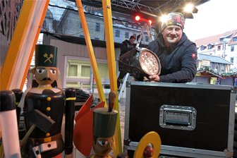 Christmarkt in Freiberg: Tontechnik wird aufgebaut - Michael Mokroß (vorn) und Ralf Eckert beim Aufbau der Tontechnik auf dem Freiberger Christmarkt.