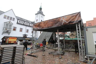 Christmarkt in Freiberg wird abgebaut: Wann ist wieder Wochenmarkt? - Am Dienstag wurde der Freiberger Christmarktes weit abgebaut.