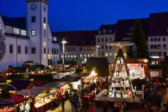 Christmarkt: Stadt will Händler bei Gebühren unterstützen - 2019 haben die Freiberger letztmals vor der Pandemie ihren Christmarkt als großes Adventspektakel mit rund 90 Ständen auf dem Obermarkt ausgerichtet. In diesem Jahr soll einer der bekanntesten Weihnachtsmärkte im Erzgebirge wieder mit großem Programm anziehen. 