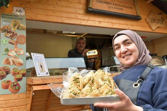 Christmarkt: Syrische Familie bringt den Geschmack von Damaskus nach Freiberg - Christmarkt auf dem Freiberger Obermarkt: Faten Alhatar bietet syrische Spezialitäten wie Falafel und Baklava – Pistazien in Blätterteig (Bild) an.